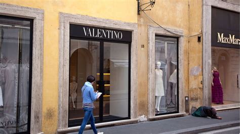 Maxi furto nella boutique di Valentino a Roma: rubate borse per 